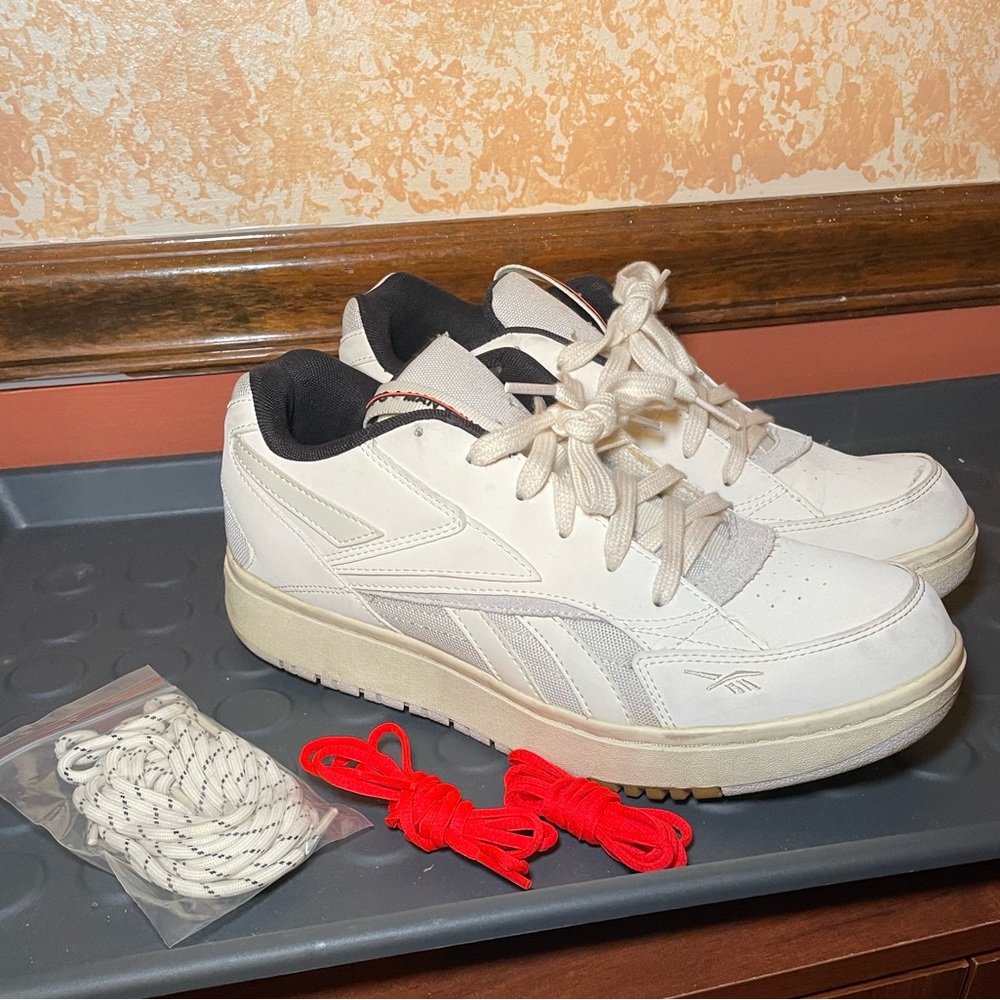 Reebok Classic Beige Sneakers with Pink and White Laces